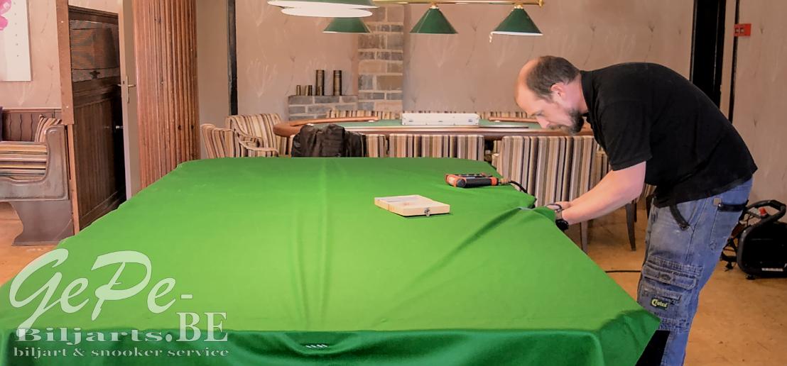 GePe-Biljarts - Gert aan het werk tijdens het vernieuwen van een snookerlaken op een klein model snooker GePe-Biljarts - Gert aan het werk tijdens het vernieuwen van een snookerlaken op een klein model snooker